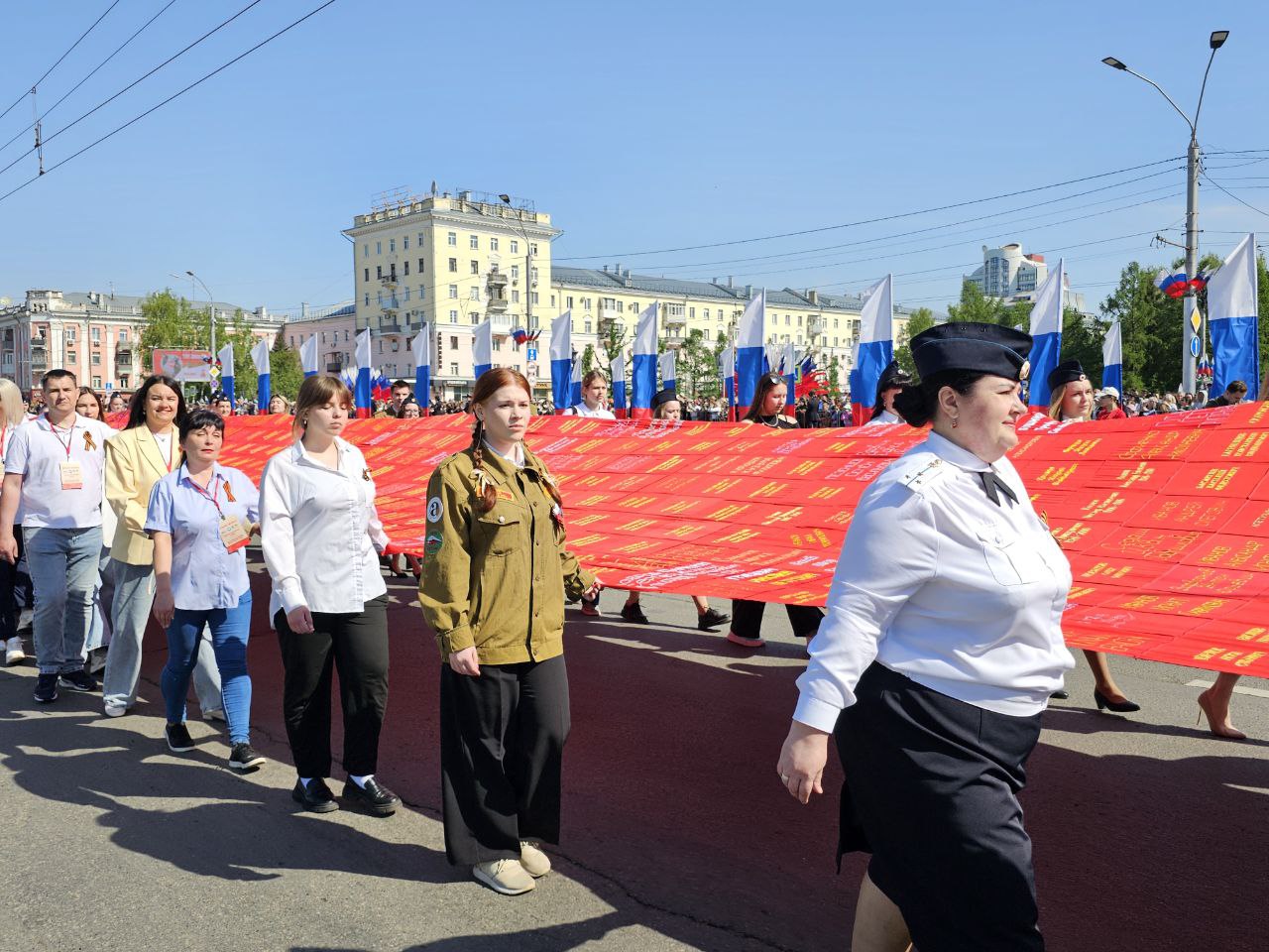 Жители Барнаула пронесли Знамя Победы с именами своих близких - Вечерний Барнаул, 09.05.2025
