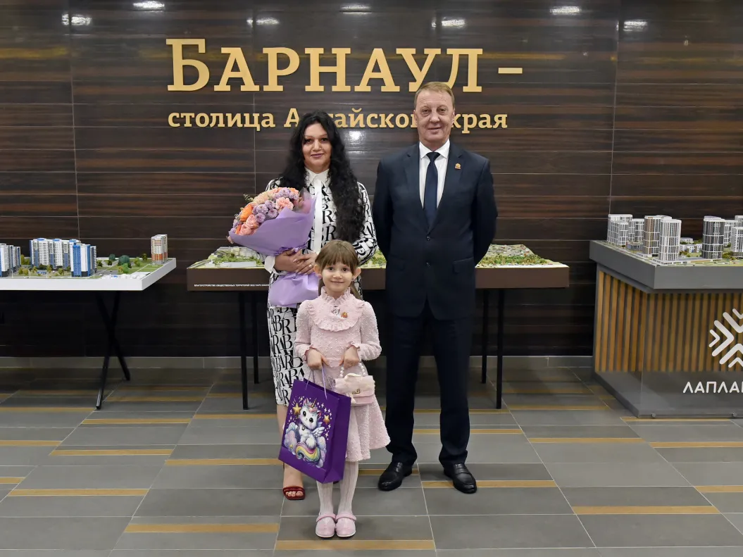 Глава Барнаула Вячеслав Франк в преддверии Дня Победы встретился с семьёй Героя России Романа Блинова - Вечерний Барнаул, 08.05.2026