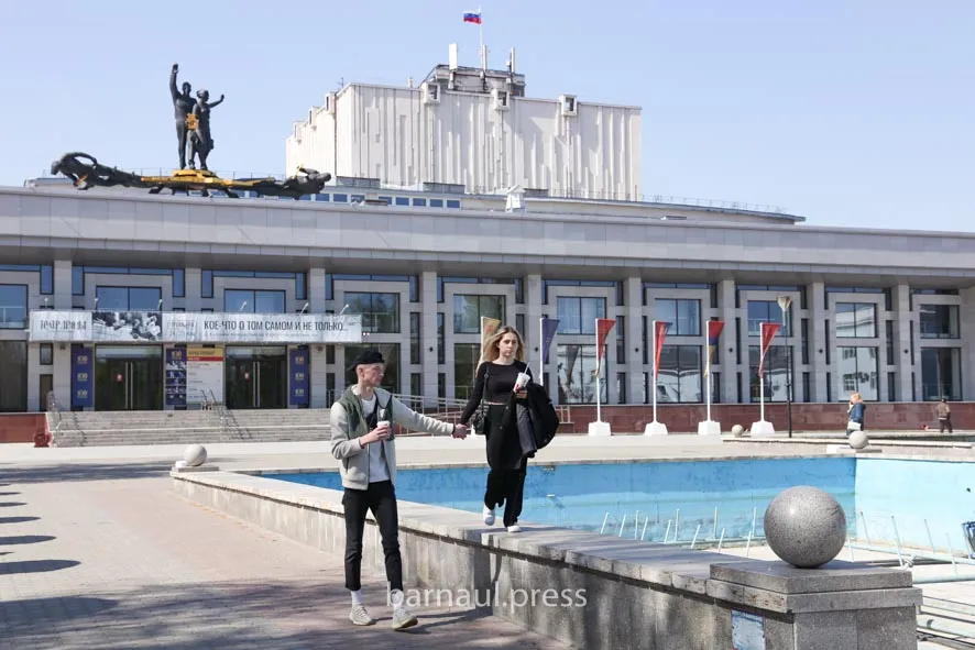 Театр драмы в свой день рождения приглашает именинников бесплатно посмотреть спектакль - Вечерний Барнаул, 19.11.2025