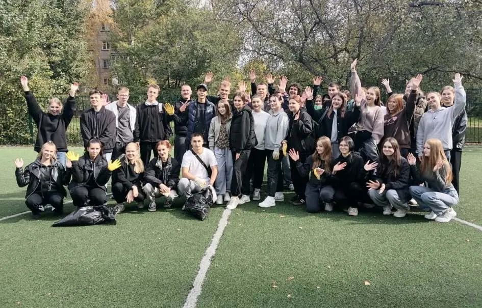 В барнаульском сквере состоялась экологическая акция по санитарной очистке - Вечерний Барнаул, 18.09.2025