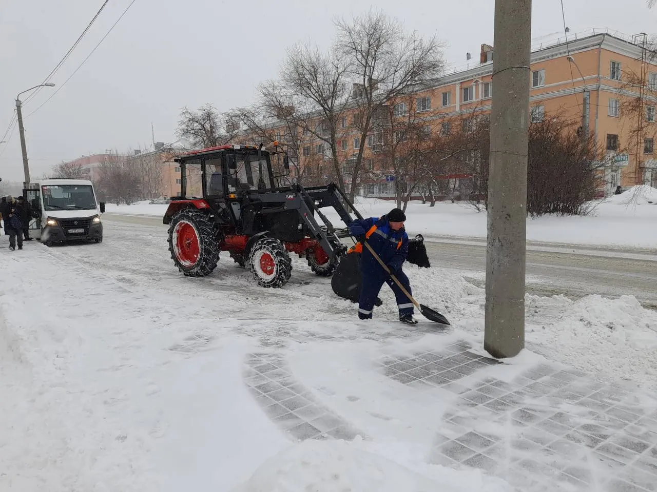 Дорожные службы Барнаула работают в усиленном режиме - Вечерний Барнаул, 11.03.2025