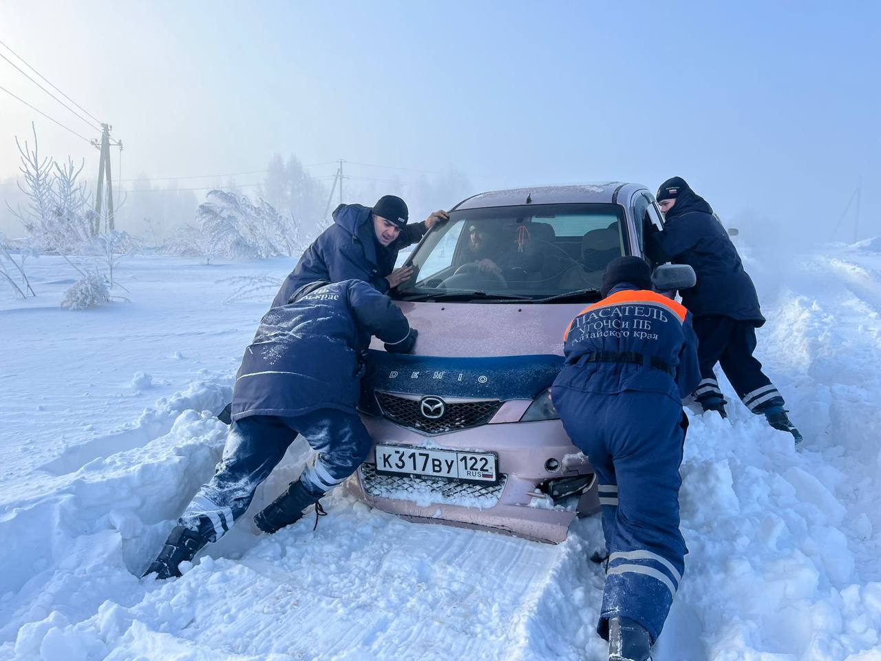 Алтайские спасатели помогли автомобилисту выбраться из снежного плена - Вечерний Барнаул, 06.01.2025