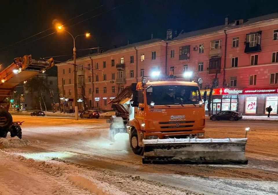 Дорожные службы Барнаула очищают улицы города в усиленном режиме - Вечерний Барнаул, 12.03.2025