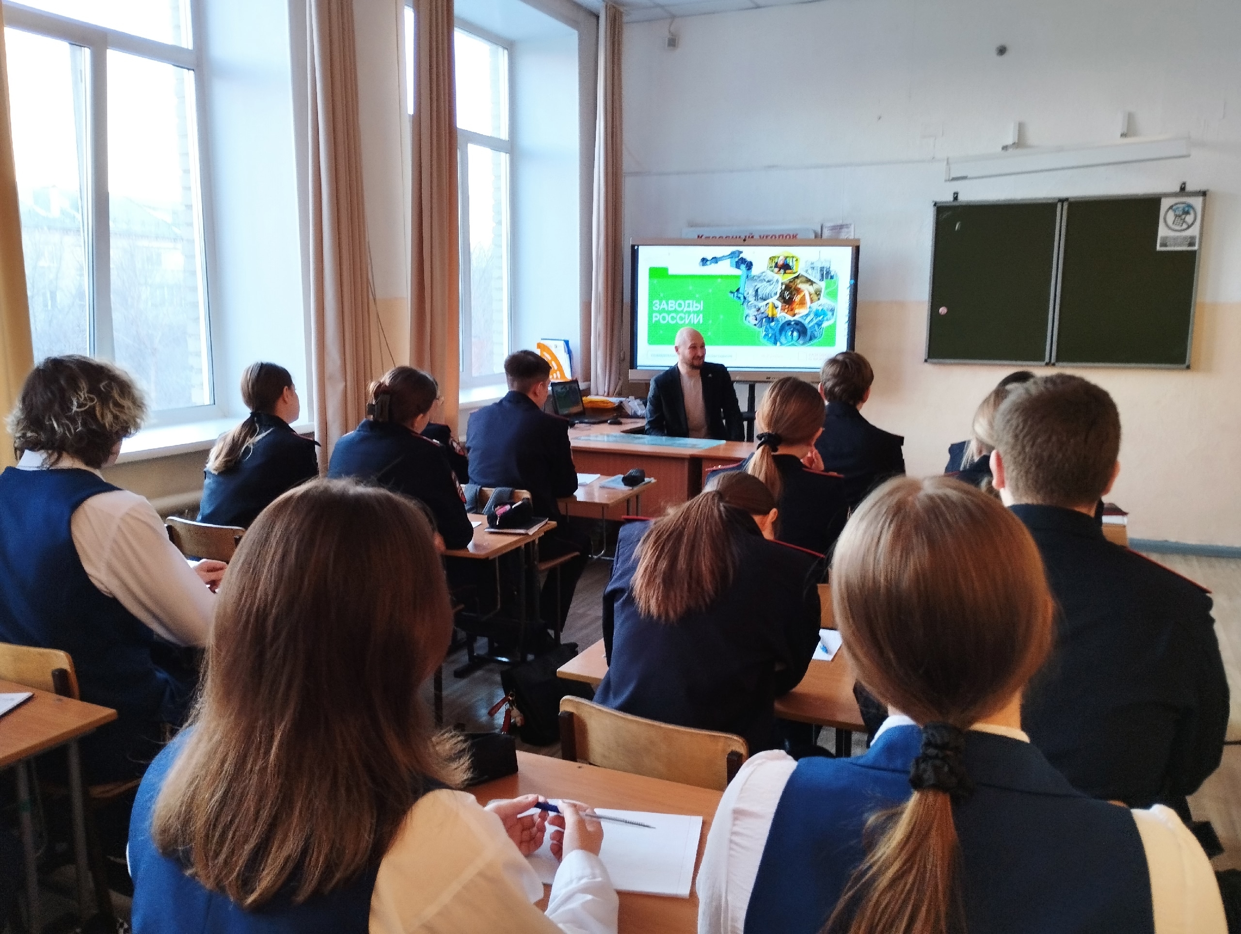 Руководители предприятий Барнаула поговорили со школьниками о развитии промышленности - Вечерний Барнаул, 21.03.2026