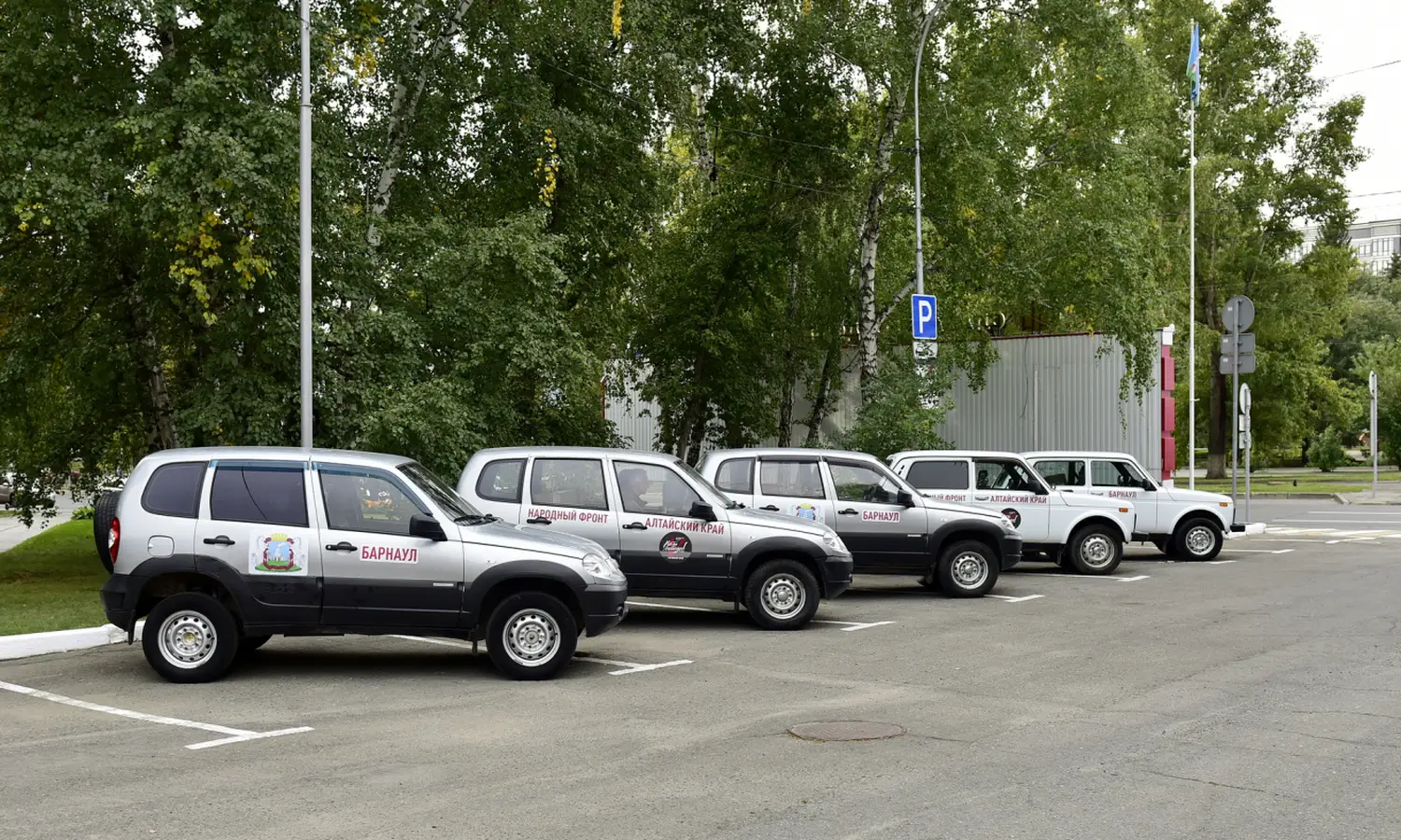 Партию автомобилей отправили в День города из Барнаула в зону СВО и новые российские регионы - Вечерний Барнаул, 05.09.2026