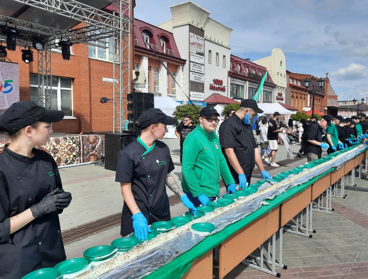 Рекорд Сибири на самую длинную шаурму поставили в Барнауле - Вечерний Барнаул, 30.08.2025