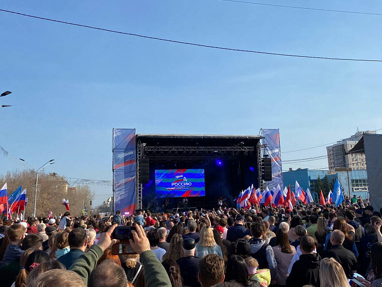 Митинг концерт 2024 март красная площадь. Концерт на площади. Сцена на площади. Концерты в Барнауле 2022. Концерт в Барнауле на площади.