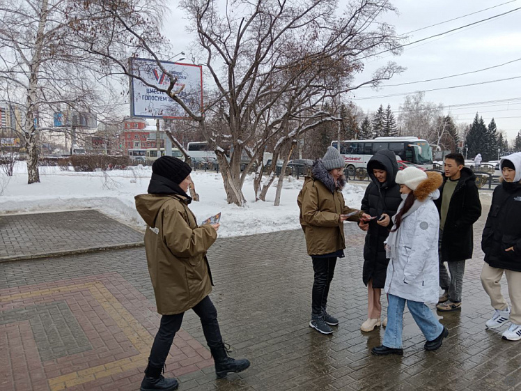 Волонтеры раздают георгиевские ленточки. Акция георгиевская ленточка раздают в больнице. Волонтеры начали раздачу. Москва помогает акция. Распространение книг на улице.