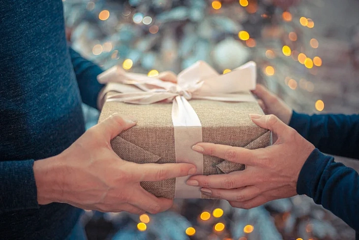Подарки родителям на Новый год 🎄 - купить оригинальный новогодний подарок родителям в Москве