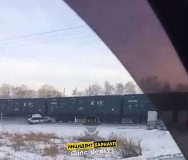 Под барнаулом поезд несколько километров тащил за собой машину с водителем