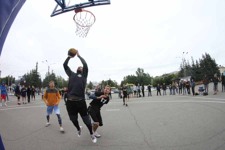 Школа 37 барнаул. Баскетбол победа. Баскетбол Барнаул. Турнир по уличному баскетболу «оранжевый мяч» Самара. Спортивные мероприятия в Барнауле.